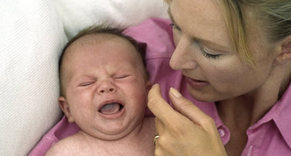 Kenali Penyebab dan Cara Mengatasi Kolik pada Bayi