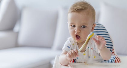 Tips Agar Anda Tak Perlu Repot Saat Anak Makan Sendiri