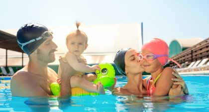 Viral Waterboom Membludak, Benarkah Berenang Tularkan Corona?