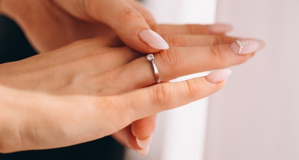 Apa Arti Cincin di Jari Manis Kanan Wanita? Ini Penjelasannya, Moms