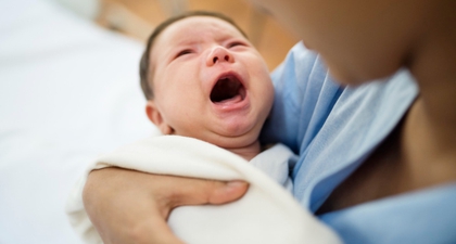 Anak 1 Tahun Menangis Terus Tanpa Sebab? Ini Alasan di Baliknya, Moms