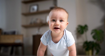 Bayi Usia 8 Bulan Bisa Apa? Ini Perkembangan Lengkap Bayi Usia 8 Bulan