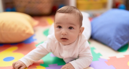 15 Mainan Bayi 7 Bulan Terbaik untuk Melatih Duduk dan Merangkak