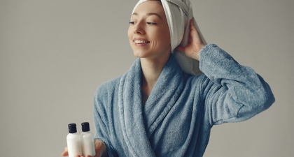 Apakah Boleh Keramas saat Puasa? Ini Hukumnya, Moms