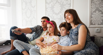 Rekomendasi Film Indonesia yang Membahas Hubungan Pranikah Remaja