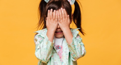 6 Cara Efektif Mengatasi Anak yang Pemalu di Lingkungan Sosial