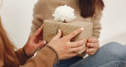 12 Rekomendasi Kado untuk Kakak Perempuan yang Pasti Ia Suka