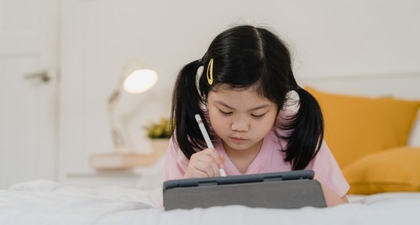 Mata Anak Lelah Karena Sering Main HP, Ini yang Perlu Moms Tahu!