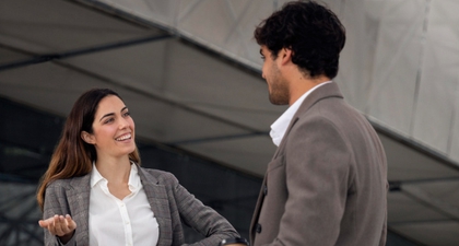 12 Bahasa Tubuh Wanita dan Artinya untuk Memahami Isi Hatinya