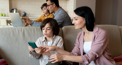 Ubah Screen Time Jadi Quality Time: Membangun Kedekatan dengan Remaja di Era Digital