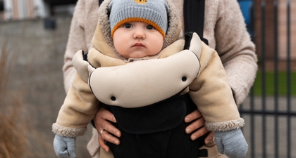 Gendongan M Shape: Mulai Usia Berapa Bayi Bisa Menggunakannya?
