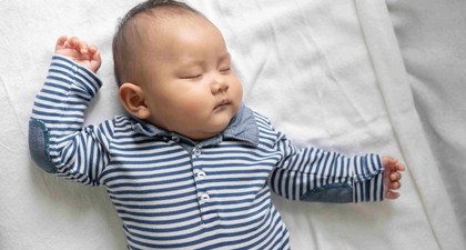 8 Cara Aman Membangunkan Bayi yang Tidur Terus