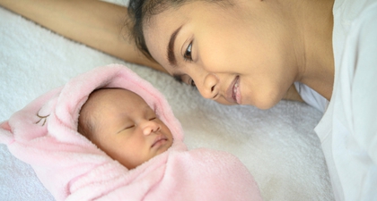 Menurut Mitos Jawa, Bayi Tidak Boleh Tidur di Tengah, Benarkah?