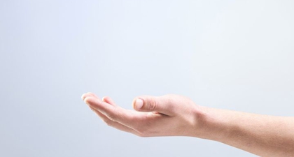 Apa Hukum Mengeluarkan Air Mani oleh Tangan Sendiri di Malam Hari Bulan Ramadan?