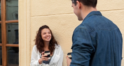 Mimpi Bertemu Teman Lama Laki-Laki, Ini Artinya, Moms