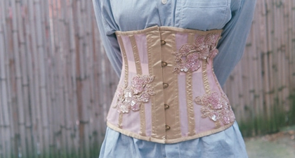 Apakah Korset Bisa Mengecilkan Perut? Ini Faktanya, Moms