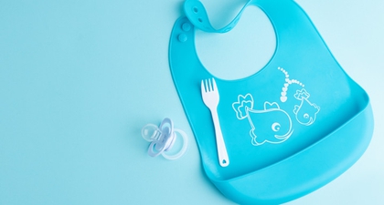Rekomendasi Celemek untuk Temani Bayi Makan MPASI