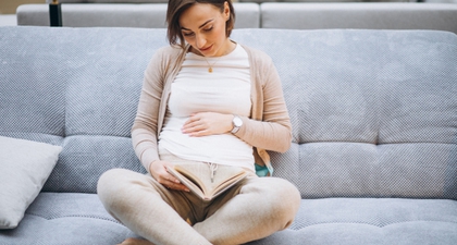 Ini Manfaat Membacakan Dongeng untuk Bayi dalam Kandungan dan Cara Melakukannya