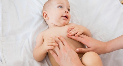 5 Manfaat Pijat Bayi untuk Sistem Pencernaan