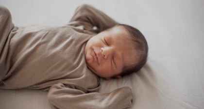 5 Manfaat Bayi Tidur Tanpa Bantal