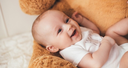 Perkembangan Bayi Usia 2 Bulan, Si Kecil Sudah Bisa Apa Saja?