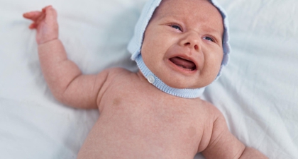 Ini Cara Menghilangkan Biang Keringat pada Bayi Anda