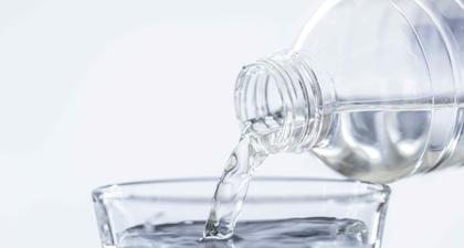 Ini Efeknya Memberikan Bayi Minum Air Putih, Moms