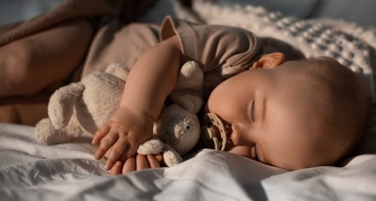 Moms Wajib Tahu, Ini 3 Posisi Tidur Bayi untuk Menghindari Gumoh