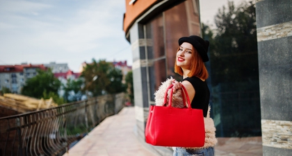 7 Rekomendasi Tas Branded Menengah Cantik Berkualitas Premium