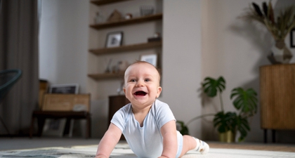 Bayi 5 Bulan Bisa Apa Saja? Ini yang Perlu Moms Tahu