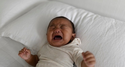 Tips Menenangkan Bayi Rewel di Malam Hari
