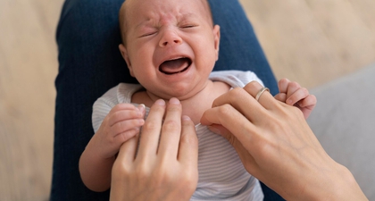 6 Cara Mengatasi Ruam Susu yang Ada di Leher Bayi