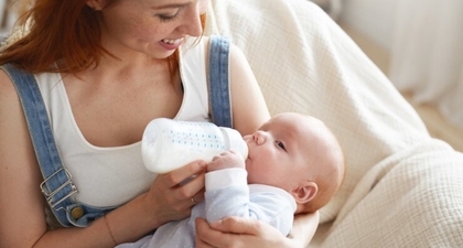 Cegah Si Kecil Tersedak, Ini Cara Menyusui Bayi dengan Botol yang Benar