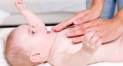 Rekomendasi Minyak Telon untuk Menghangatkan Tubuh Bayi Anda