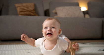 Ini Perkembangan Motorik Kasar Bayi 0-12 Bulan, Moms