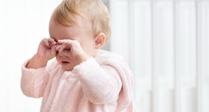 Bayi Sering Mengucek Mata? Ini Penyebab dan Cara Mengatasinya