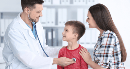 10 Cara Mengatasi Anak yang Takut ke Dokter