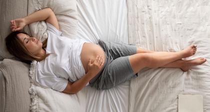 5 Posisi Tidur untuk Ibu Hamil agar Bayi Cepat Lahir