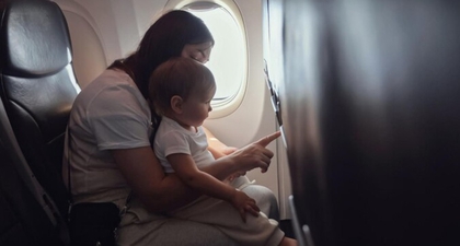 Cara Menenangkan Bayi di Pesawat yang Wajib Moms Tahu