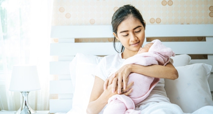 Moms Wajib Tahu:&nbsp;Cara Menggendong Bayi Baru Lahir dengan Aman