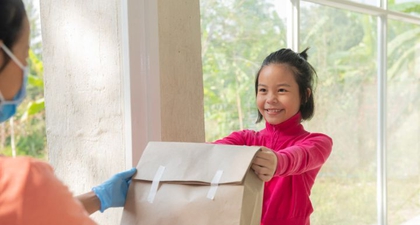 Ini 7 Cara Mengenalkan Konsep Berbagi pada Anak