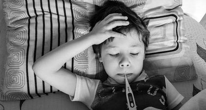 5 Cara Mengatasi Anak Demam Tapi Tangan dan Kaki Dingin
