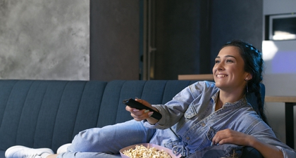 Wajib Tonton! 7 Serial Terbaru di Tahun 2022 untuk Temani Waktu Santai Moms