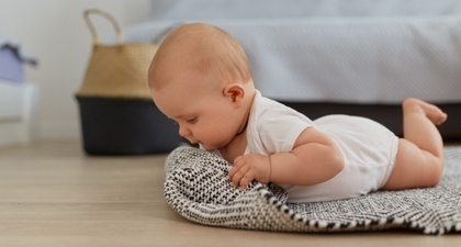 Cara Melakukan Tummy Time yang Tepat untuk Bayi 2 Bulan