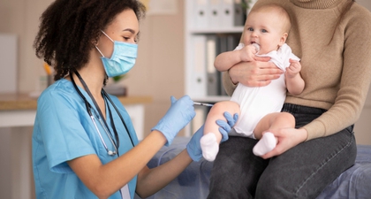 7 Tips Imunisasi Tanpa Demam pada Bayi