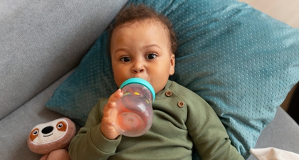 Berapa Banyak Kebutuhan Cairan Bayi? Begini Cara Menghitung dan Memenuhinya