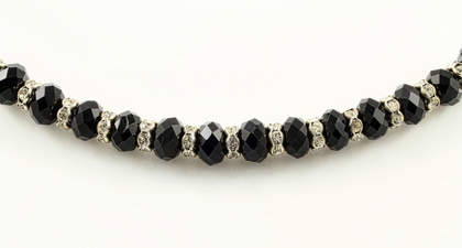 Bukan Aksesoris Biasa, Ini Arti Gelang Hitam di Tangan Kanan dalam Percintaan