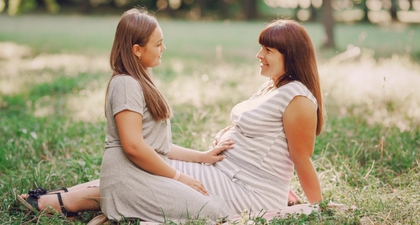 Mimpi Mengelus Perut Orang Hamil, Ini Artinya, Moms