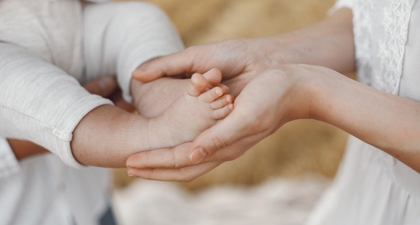 Telapak Tangan dan Kaki Anak Panas? Ini Penyebab dan Cara Mengatasinya