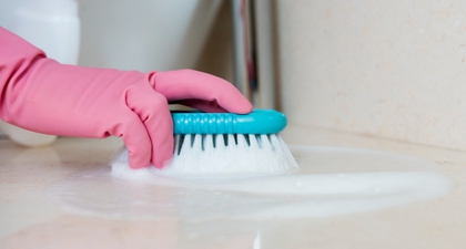 Tips Efektif Membersihkan Kerak Membandel di Kamar Mandi